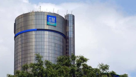 GM Plans to Phase Out Apple CarPlay on Upcoming EVs