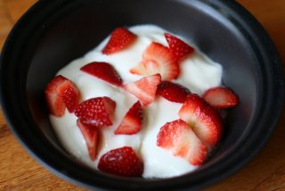 これはあなたが寝る前にヨーグルトを食べるときに起こることです