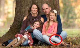 女性はこの写真を見て離婚届を提出します