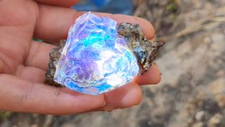 浜辺で珍しい石を見つけた男性、宝石商から”持つべきでない”と言われる!?