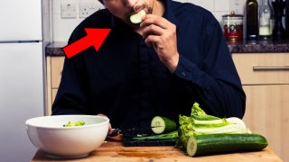 男性が毎日キュウリを食べます。それには優れた理由がありました!