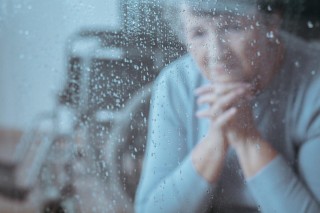 當女傭知道屋主是誰時,她開始感到難過