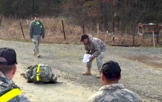 陸軍上尉在行軍中倒下了，士兵的反應是無價的