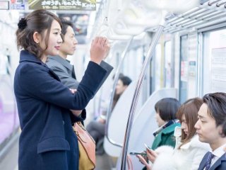 少女が老人に席を譲ります - セキュリティカメラが特別な瞬間をとらえていました!