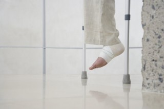 Does Walking With Crutches Strengthen Abs?